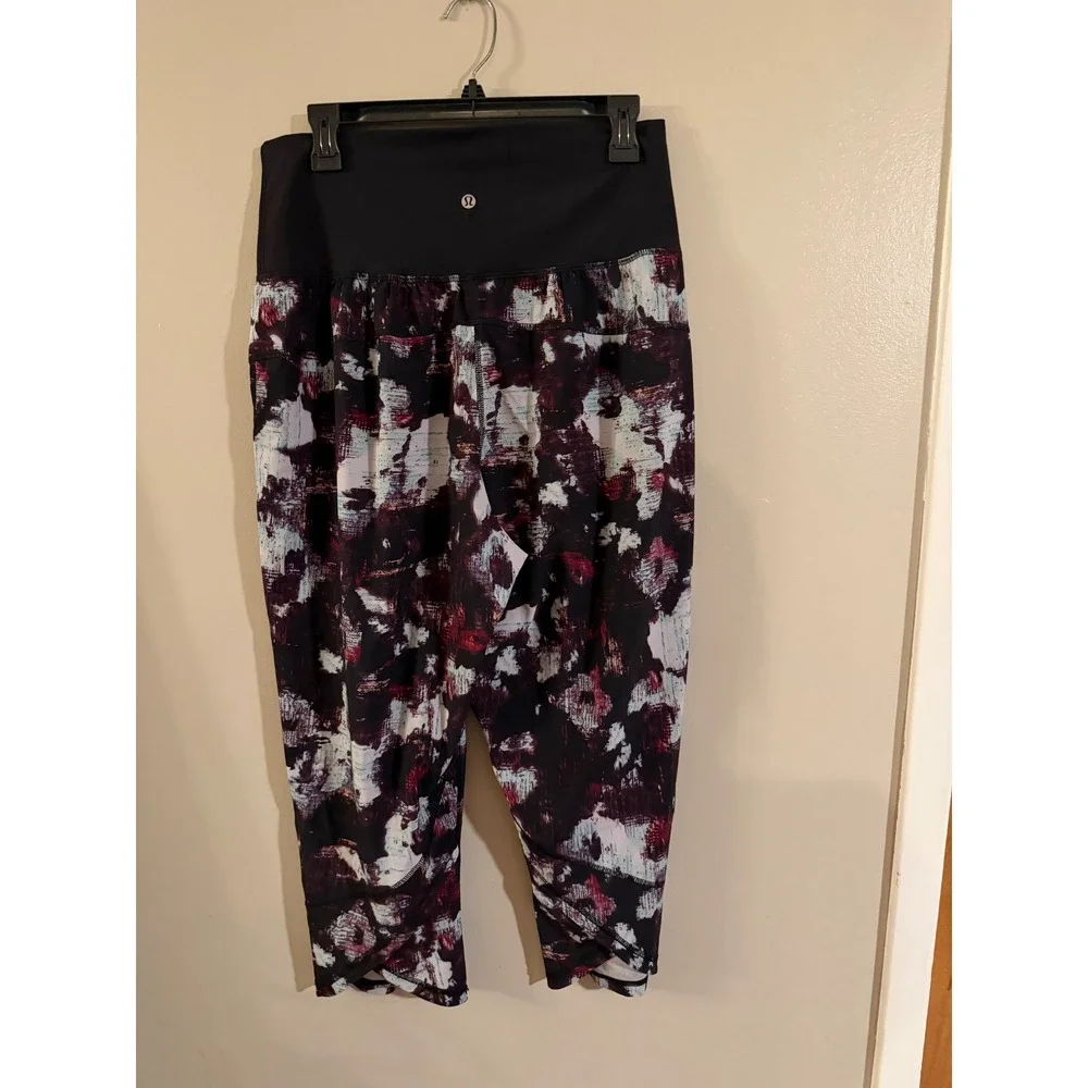 Lululemon High Rise Crop Joggers Abstract Print Burgundy Black White Pockets